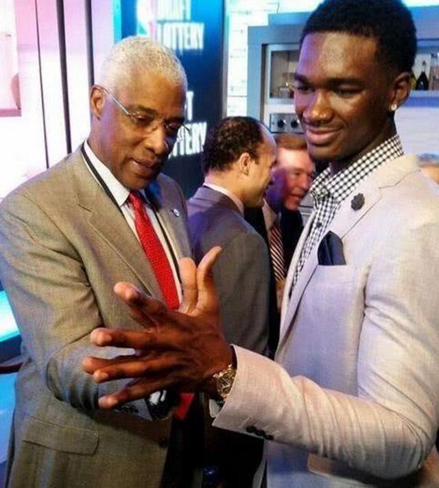 字母30+15+8难救主，唐斯打铁8中2布伦森37分，尼克斯送雄鹿7连败（字母哥30+15+8无力回天，唐斯8投仅2中，布伦森37分助尼克斯送雄鹿7连败）