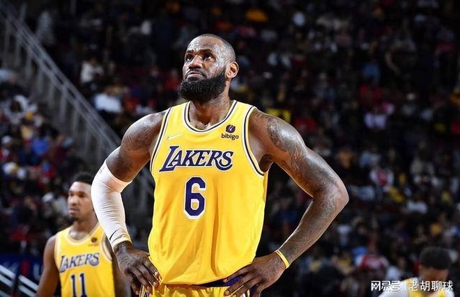 有情有义，阿诺德到若塔纪念碑前献上游戏手柄和手写卡片（阿诺德赴若塔纪念碑，敬献游戏手柄与手写卡片）