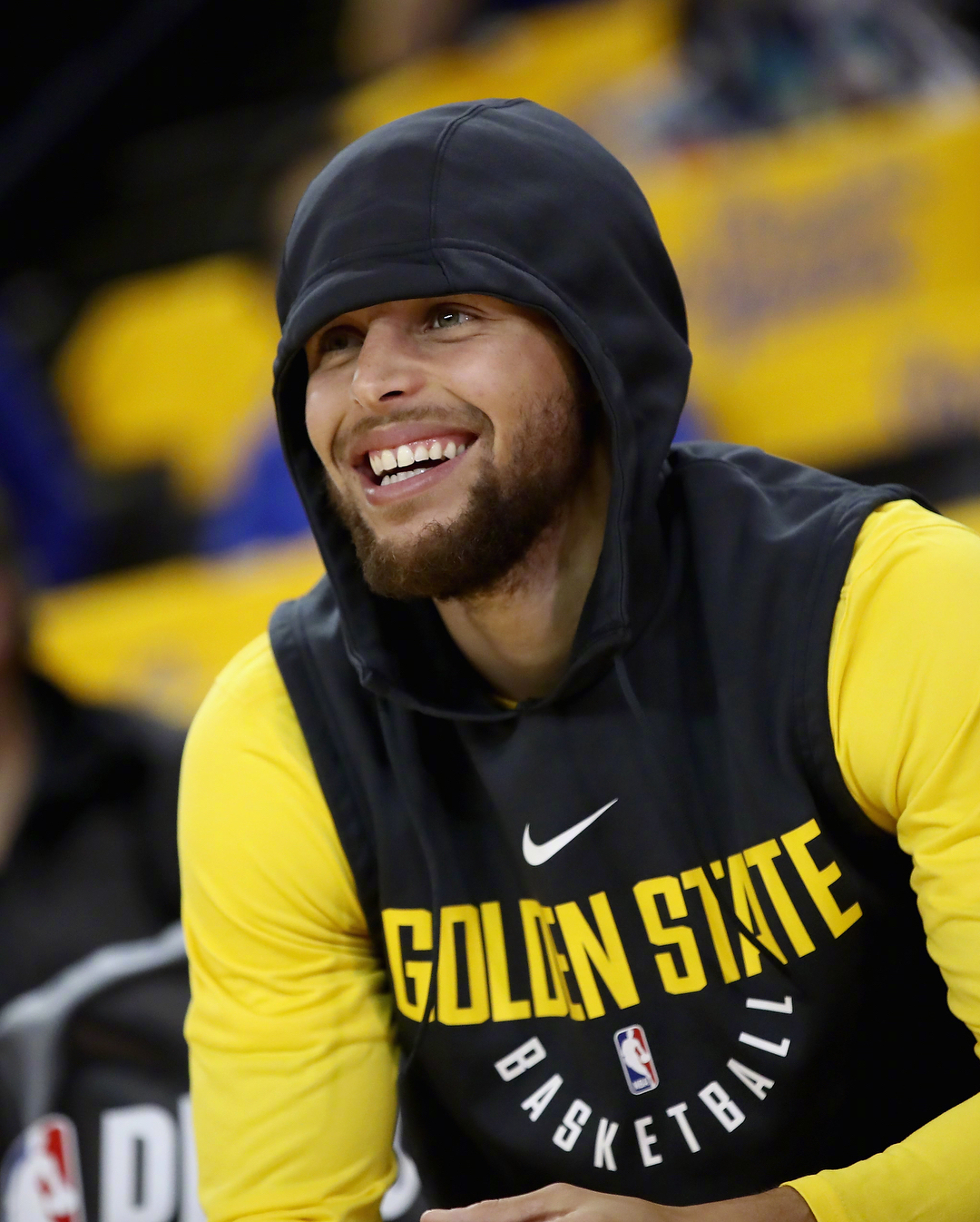 詹姆斯末节连得10分+致命抢断，湖人112-108险胜76人，40岁传奇再创历史纪录（40岁詹姆斯末节连拿10分+关键抢断，助湖人112-108险胜76人，再刷历史纪录）