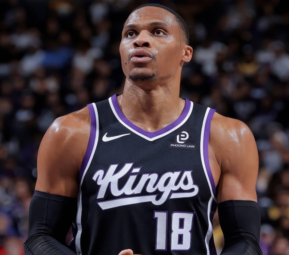 六台：阿隆索赛后没回更衣室，有些皇马球员认为谈判罚是借口（六台称：阿隆索赛后未回更衣室，部分皇马球员质疑“谈判罚”只是借口）