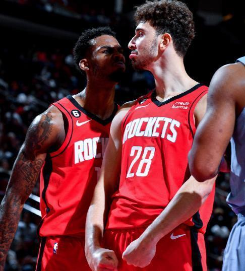 中国5拳手出征日本黑帮格斗赛！遭到围攻后奋起反击！（中国五名拳手赴日参加黑帮格斗赛，遭围攻后强势回击）