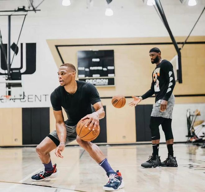 足球曼联门将世界级神扑登上热搜（曼联门将上演世界级扑救，火速登上热搜）