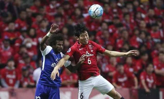 湖人球员通道签名小孩实为工作人员安排（湖人通道签名风波：所谓小球迷实为工作人员安排）