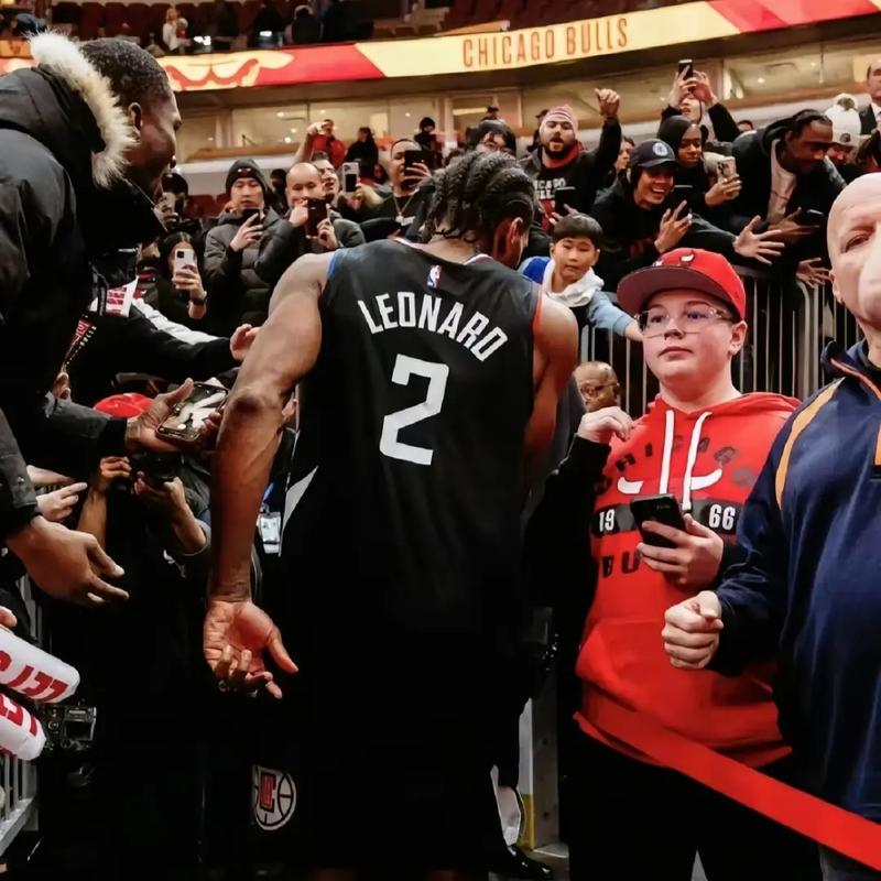 巴特萨基还没来不及走到替补席跟教练击掌普利西奇就完成了进球！（巴特萨基还没来得及在替补席与教练击掌，普利西奇就已破门！）