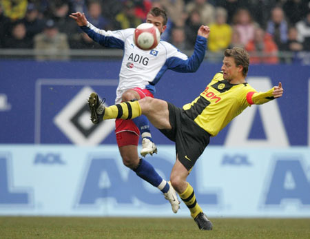 足球报：梅州客家经济困难无法妥善解决，也没总经理主持局面（足球报：梅州客家财务困境未能有效化解，总经理缺位无人主事）