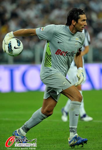 意外变阵！安东尼戴维斯坐镇五号位，解锁独行侠争胜关键优势（突发变阵！安东尼·戴维斯改打中锋，独行侠赢球关键优势被激活）