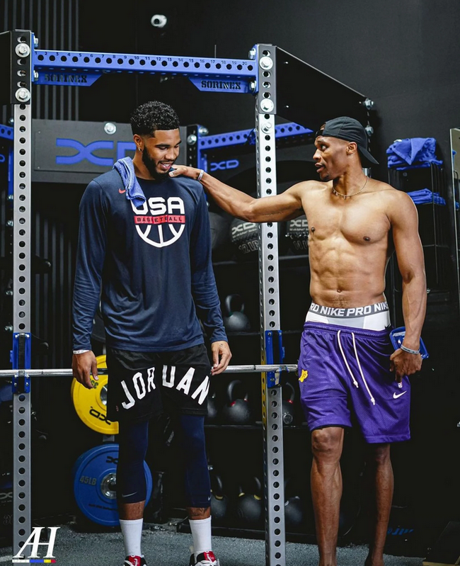 欧冠球员表现评析：C罗连续进球,（欧冠球员状态解读：C罗连场破门）