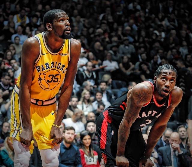 国乒护台太强！蒯曼顶住申裕斌爆冲，林诗栋致命反杀，握拳庆祝（国乒守台稳如山！蒯曼顶住申裕斌狂攻，林诗栋绝杀回击，握拳庆祝）