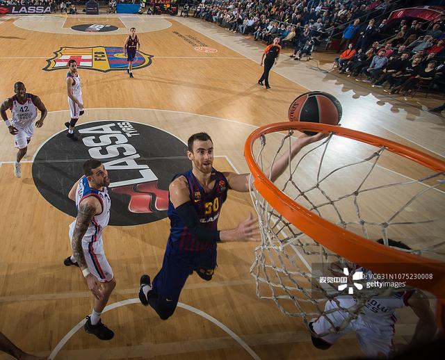 皮克：巴萨是所有冠军的有力竞争者，包括欧冠冠军（皮克：巴萨有实力角逐所有冠军，欧冠也不例外）