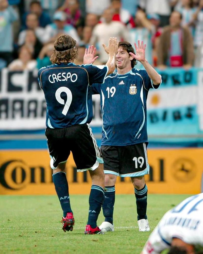 记者：阿隆索执教皇马后常与瓜帅交流；他可能不想小熊留队（记者：阿隆索入主皇马后与瓜帅交流频繁，或无意让小熊留队）