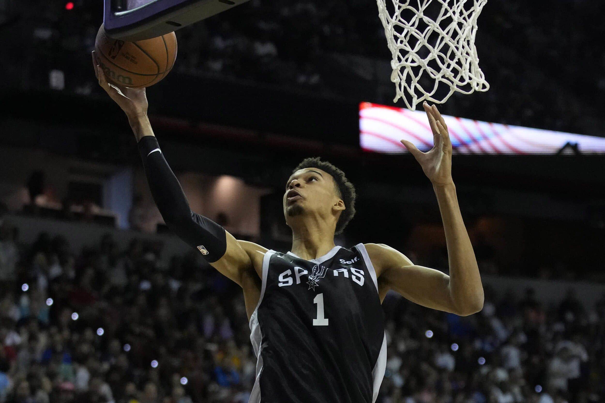 杨百翰大学22分大逆转，状元大热迪班萨轰28+9+6（杨百翰大学逆转22分劣势，状元热门迪班萨砍下28分9篮板6助攻）