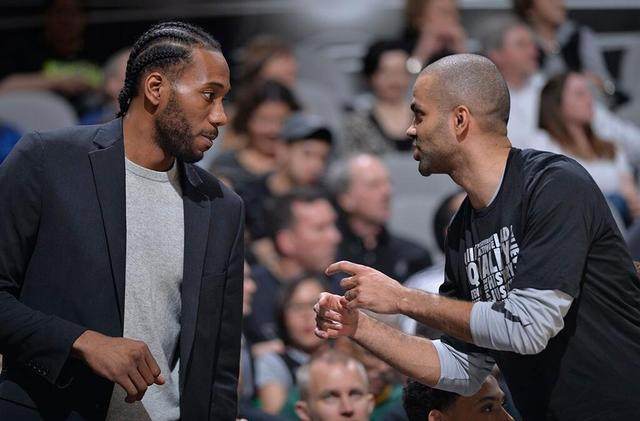 辛辛那提中场吉迪赛后与梅西交换球衣，双方握手并拥抱（赛后辛辛那提中场吉迪与梅西互换球衣，握手相拥致意）