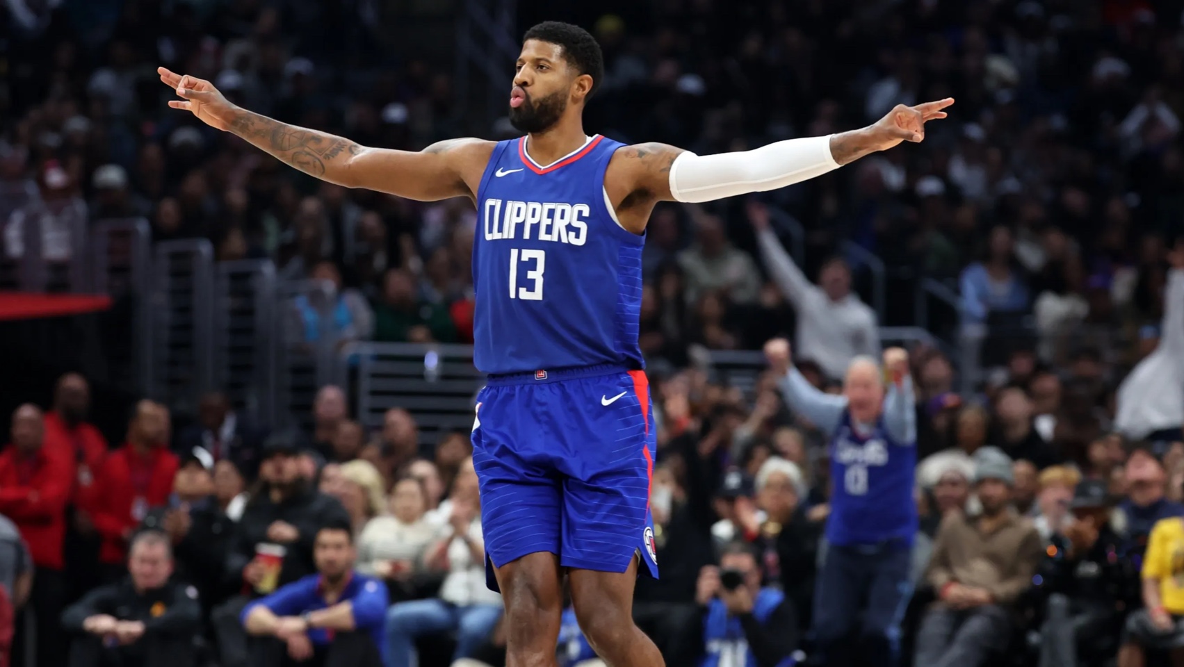 响应中足联文明行动月号召，青岛西海岸启动文明球迷评选活动（青岛西海岸启动文明球迷评选，积极响应中足联文明行动月）