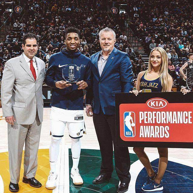 上海市政府向海港赠送冠军贺礼：木雕雄鹰和冠军奖杯刺绣（上海市政府赠海港冠军贺礼：木雕雄鹰与奖杯刺绣）